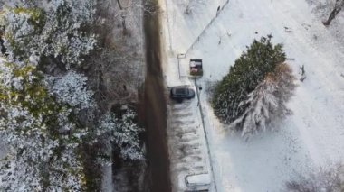 Kar düştükten sonra İngiltere 'nin Luton kasabasındaki Savaş Parkı' nın havadan çekilmiş görüntüleri. Kamera 17 Aralık 2022 'de İHA' ya yakalandı.