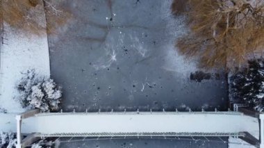 Kar düştükten sonra İngiltere 'nin Luton kasabasındaki Savaş Parkı' nın havadan çekilmiş görüntüleri. Kamera 17 Aralık 2022 'de İHA' ya yakalandı.