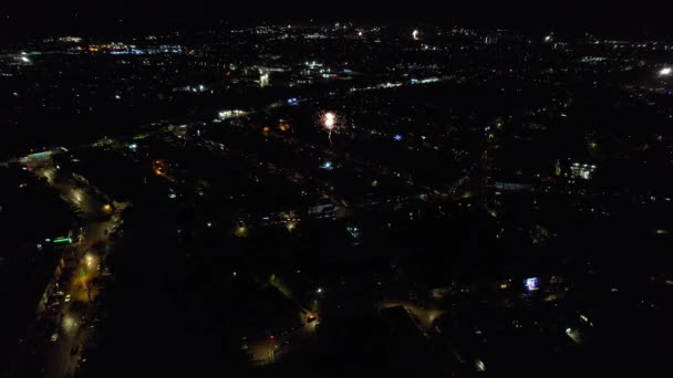 Hermoso Metraje Aéreo Fuegos Artificiales Vivo Carreteras Iluminadas Ciudad Durante — Vídeos de Stock
