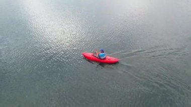 İngiltere 'nin Milton Keynes şehrindeki Willen Gölü ve Park' ın En İyi Hava Görüntüsü 11 Mayıs 2023 'te Büyük Britanya Güzel Günü' nde. Günbatımında Hava Görüntüsü Drone 'un Kamerasıyla çekildi.