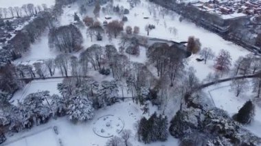 Kar düştükten sonra İngiltere 'nin Luton kasabasındaki Savaş Parkı' nın havadan çekilmiş görüntüleri. Kamera 17 Aralık 2022 'de İHA' ya yakalandı.