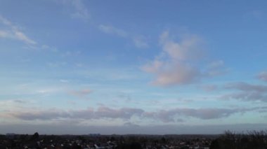 İngiliz şehrinin yüksek açılı hava manzarası. Luton Şehri 'nde Bulutlu ve Rüzgarlı Gün,