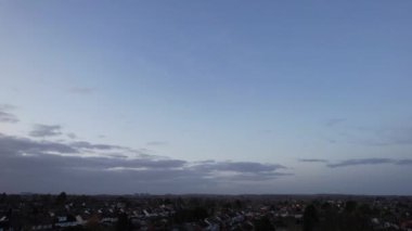 İngiliz şehrinin yüksek açılı hava manzarası. Luton Şehri 'nde Bulutlu ve Rüzgarlı Gün,