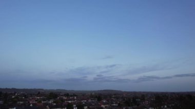 İngiliz şehrinin yüksek açılı hava manzarası. Luton Şehri 'nde Bulutlu ve Rüzgarlı Gün,