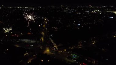 Canlı Havai fişeklerin Güzel Hava Görüntüsü ve Gece Yolları ve Şehir Aydınlandı