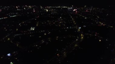 Canlı Havai fişeklerin Güzel Hava Görüntüsü ve Gece Yolları ve Şehir Aydınlandı