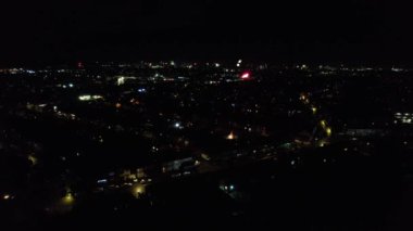 Canlı Havai fişeklerin Güzel Hava Görüntüsü ve Gece Yolları ve Şehir Aydınlandı