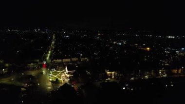 Canlı Havai fişeklerin Güzel Hava Görüntüsü ve Gece Yolları ve Şehir Aydınlandı