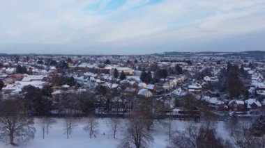 İngiltere 'nin Luton kasabasındaki bir yerel parktaki Donmuş Göl üzerinde uçan Su Kuşlarının Yavaş Hareketli görüntüleri.