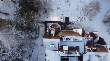 Kar düştükten sonra İngiltere 'nin Luton kasabasındaki Savaş Parkı' nın havadan çekilmiş görüntüleri. Kamera 17 Aralık 2022 'de İHA' ya yakalandı.