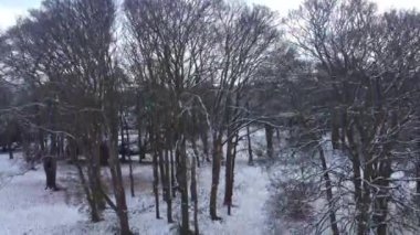 Kar düştükten sonra İngiltere 'nin Luton kasabasındaki Savaş Parkı' nın havadan çekilmiş görüntüleri. Kamera 17 Aralık 2022 'de İHA' ya yakalandı.