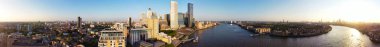 İngiltere 'nin Merkez Londra şehrindeki Canary Wharf binalarının Yüksek Açı Panoramik Manzarası. Görüntü, İHA 'nın Düşük İrtifa Kamerası ile Açık Gün sırasında 08-Haziran-2023 tarihlerinde çekildi..