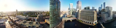İngiltere 'nin Merkez Londra şehrindeki Canary Wharf binalarının Yüksek Açı Panoramik Manzarası. Görüntü, İHA 'nın Düşük İrtifa Kamerası ile Açık Gün sırasında 08-Haziran-2023 tarihlerinde çekildi..