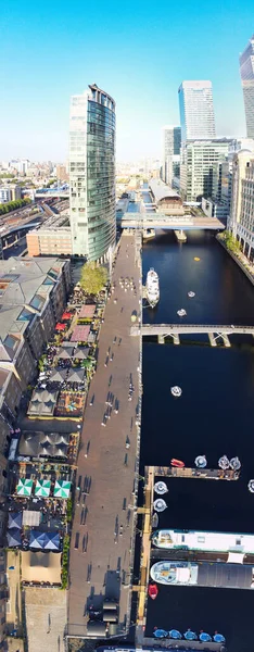 英国伦敦市中心金丝雀码头大楼的高角全景 镜头是在晴朗天气下 于2023年6月8日 用无人机在低空拍摄的 — 图库照片
