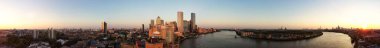 İngiltere 'nin Merkez Londra şehrindeki Canary Wharf binalarının Yüksek Açı Panoramik Manzarası. Görüntü, İHA 'nın Düşük İrtifa Kamerası ile 08-Haziran-2023' te Temiz Hava Günü sırasında çekildi..