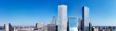 İngiltere 'nin Merkez Londra şehrindeki Canary Wharf binalarının Yüksek Açı Panoramik Manzarası. Görüntü, İHA 'nın Düşük İrtifa Kamerası ile 08-Haziran-2023' te Temiz Hava Günü sırasında çekildi..