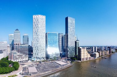 İngiltere 'nin Merkez Londra şehrindeki Canary Wharf binalarının Yüksek Açı Panoramik Manzarası. Görüntü, İHA 'nın Düşük İrtifa Kamerası ile 08-Haziran-2023' te Temiz Hava Günü sırasında çekildi..