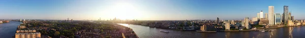 英国伦敦市中心金丝雀码头大楼的高角全景 镜头是在晴朗天气下 于2023年6月8日 用无人机在低空拍摄的 — 图库照片