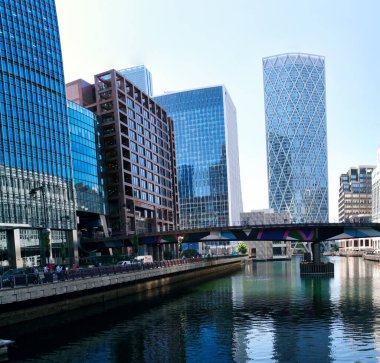 İngiltere 'nin Merkez Londra şehrindeki Kanarya Rıhtımı Binalarının Düşük Açı Panoramik Manzarası. Görüntü Açık Gün 'de 08-Haziran-2023' te çekildi..
