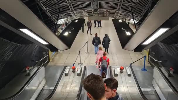메트로 Train Metro Railway Station 영국의 센트럴 시티에 촬영되었다 — 비디오