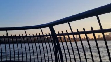 Londra 'nın merkezindeki Thames Nehri' nde. Görüntüler 8 Haziran 2023 'te Canary Wharf London England' da çekildi..