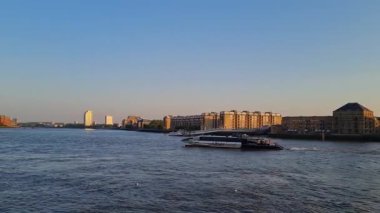 Londra 'nın merkezindeki Thames Nehri' nde. Görüntüler 8 Haziran 2023 'te Canary Wharf London England' da çekildi..