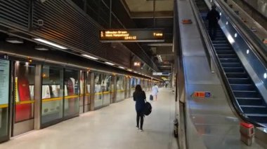 İngiltere 'nin başkenti Londra' daki tren ve metro istasyonu. Görüntüler 08-Haziran-2023 'te çekildi.