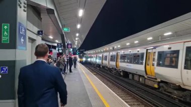 İngiltere 'nin başkenti Londra' daki tren ve metro istasyonu. Görüntüler 08-Haziran-2023 'te çekildi.