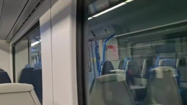 İngiltere 'nin Londra şehrine giden tren. Görüntüler 8 Haziran 2023 'te Londra' ya Seyahat Luton sırasında çekildi.