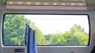 Pencere kenarı hareket halindeki trenin manzarası. Luton Town 'dan İngiltere' nin Londra 'nın merkezine gidiyoruz. Görüntüler 08 Haziran 2023 'te çekildi.