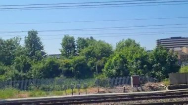 Pencere kenarı hareket halindeki trenin manzarası. Luton Town 'dan İngiltere' nin Londra 'nın merkezine gidiyoruz. Görüntüler 08 Haziran 2023 'te çekildi.