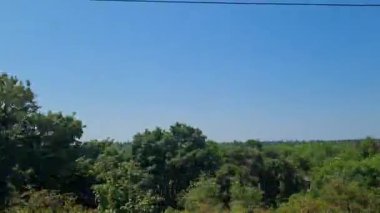 Pencere kenarı hareket halindeki trenin manzarası. Luton Town 'dan İngiltere' nin Londra 'nın merkezine gidiyoruz. Görüntüler 08 Haziran 2023 'te çekildi.