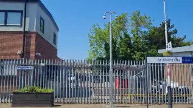 Pencere kenarı hareket halindeki trenin manzarası. Luton Town 'dan İngiltere' nin Londra 'nın merkezine gidiyoruz. Görüntüler 08 Haziran 2023 'te çekildi.