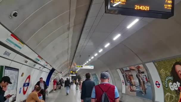 Tåg Och Tunnelbanestation Vid Central London Capital City England Storbritannien — Stockvideo
