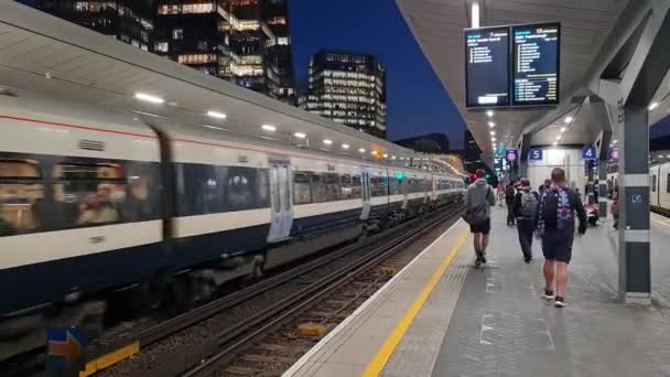 Ngiltere Nin Başkenti Londra Daki Tren Metro Istasyonu Görüntüler Haziran — Stok video