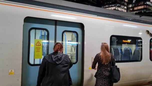 메트로 Train Metro Railway Station 영국의 센트럴 시티에 발자국은 일부터 — 비디오