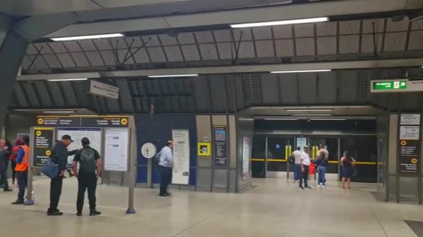 Tåg Och Tunnelbanestation Vid Central London Capital City England Storbritannien — Stockvideo