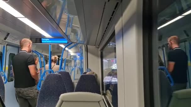 开往英国伦敦市的火车 拍摄于2023年6月8日 在英国伦敦市旅行卢顿期间 — 图库视频影像