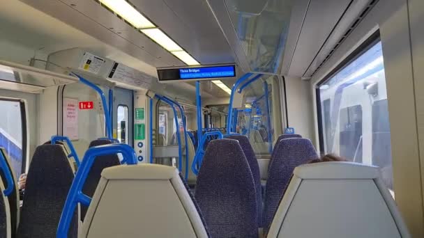 开往英国伦敦市的火车 拍摄于2023年6月8日 在英国伦敦市旅行卢顿期间 — 图库视频影像