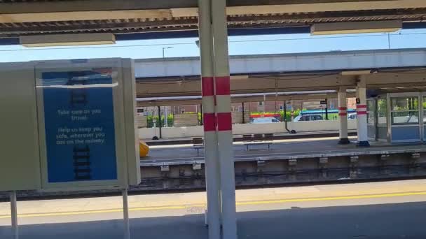 Vedere Exterioară Scaunul Ferestrei Tren Mișcare Călătorind Luton Town Central — Videoclip de stoc