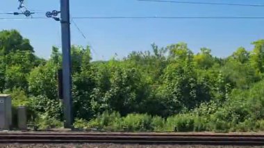 Pencere kenarı hareket halindeki trenin manzarası. Luton Town 'dan İngiltere' nin Londra 'nın merkezine gidiyoruz. Görüntüler 08 Haziran 2023 'te çekildi.