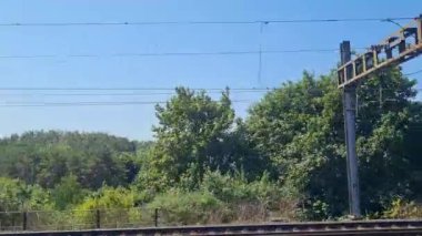 Pencere kenarı hareket halindeki trenin manzarası. Luton Town 'dan İngiltere' nin Londra 'nın merkezine gidiyoruz. Görüntüler 08 Haziran 2023 'te çekildi.