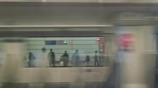 从移动列车的窗口座位看外景 从卢顿到英国伦敦市中心的旅行 影像拍摄于2023年6月8日 — 图库视频影像