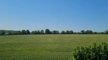 Pencere kenarı hareket halindeki trenin manzarası. Luton Town 'dan İngiltere' nin Londra 'nın merkezine gidiyoruz. Görüntüler 08 Haziran 2023 'te çekildi.