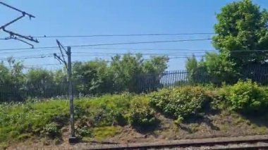 Pencere kenarı hareket halindeki trenin manzarası. Luton Town 'dan İngiltere' nin Londra 'nın merkezine gidiyoruz. Görüntüler 08 Haziran 2023 'te çekildi.