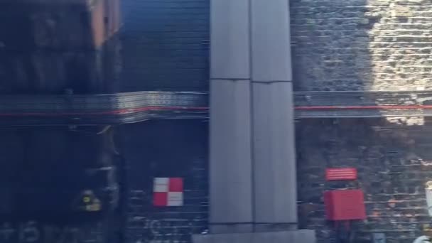 Utanför Utsikt Från Fönsterplatsen För Rörligt Tåg Reser Från Luton — Stockvideo
