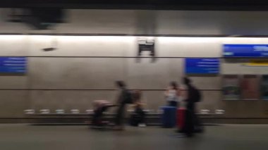 Pencere kenarı hareket halindeki trenin manzarası. Luton Town 'dan İngiltere' nin Londra 'nın merkezine gidiyoruz. Görüntüler 08 Haziran 2023 'te çekildi.