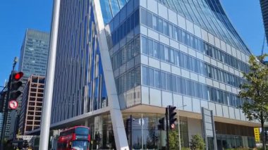 İngiltere 'nin Merkez Londra şehrindeki Canary Wharf Binası. Görüntü İHA 'nın Kamerasıyla 08 Haziran 2023' te Alçak İrtifa 'da çekildi. 