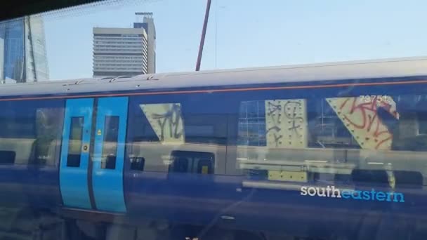 Vista Exterior Assento Janela Trem Movimento Viajar Luton Town Central — Vídeo de Stock