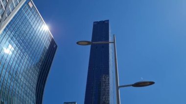 İngiltere 'nin Merkez Londra şehrindeki Canary Wharf Binası. Görüntü İHA 'nın Kamerasıyla 08 Haziran 2023' te Alçak İrtifa 'da çekildi. 